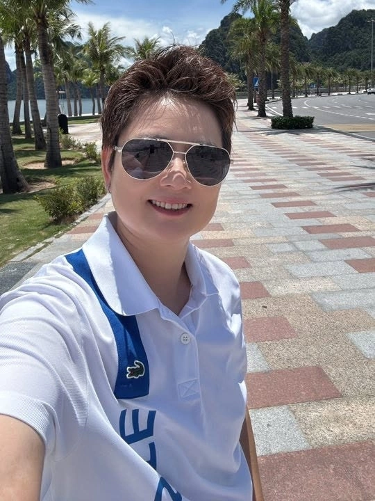 Thúy Vinh đi dạo, tận hưởng không khí biển.