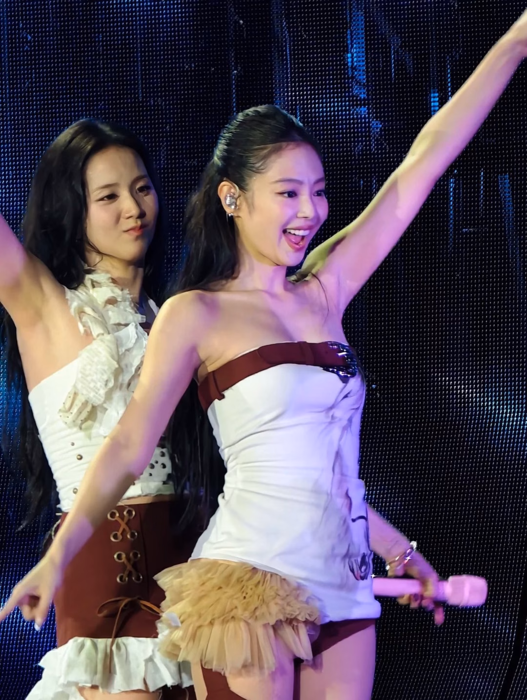 BLACKPINK gây tranh cãi khi không tương tác với fan ở Mỹ Nhiều người chỉ trích, nhưng cũng có rất nhiều người bênh vực Jennie - Jisoo