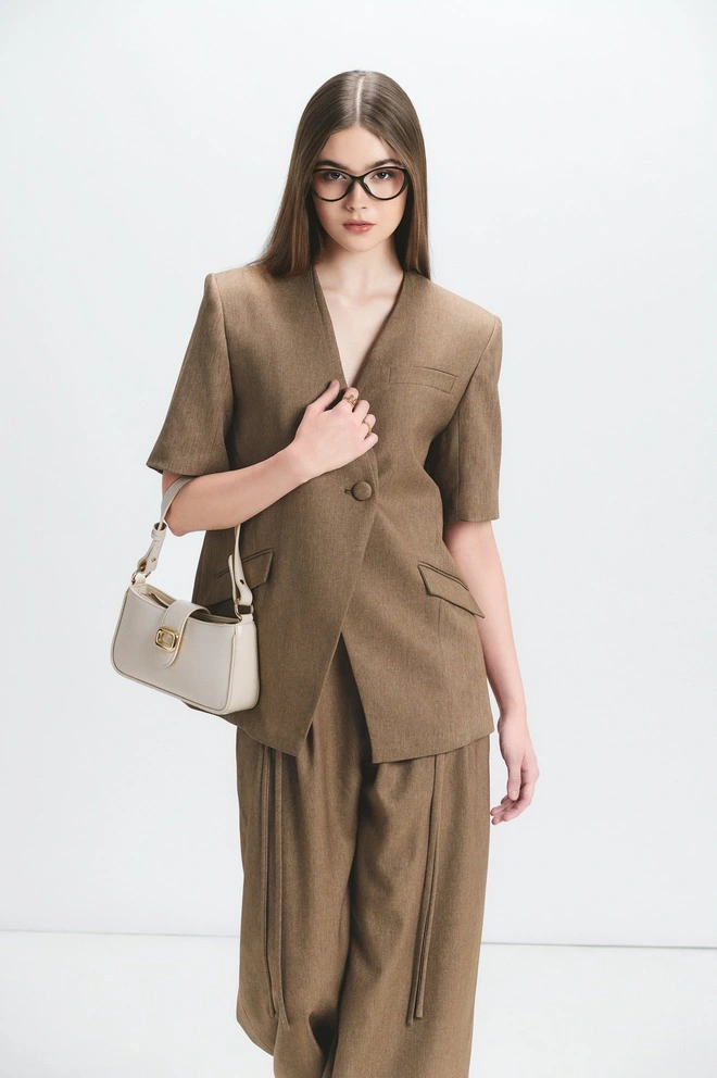 Blazer và chân váy dài – ‘Bộ đôi’ công sở lên ngôi trong mùa thu 2025 Blazer và chân váy dài – bộ đôi "high fashion" của mùa thu - Ảnh 6.