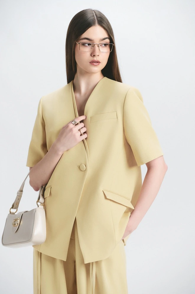 Blazer và chân váy dài lên ngôi trong phong cách office look mùa thu 2025 Blazer và chân váy dài – bộ đôi "high fashion" của mùa thu - Ảnh 5.