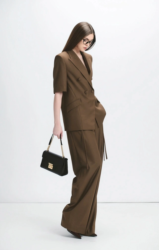 Blazer và chân váy dài lên ngôi trong phong cách office look mùa thu 2025 Sang chảnh nhưng vẫn tự do là cặp đôi blazer oversized kết hợp quần ống rộng màu nâu, tạo nên điểm nhấn hoàn hảo cho phong cách mùa thu 2025