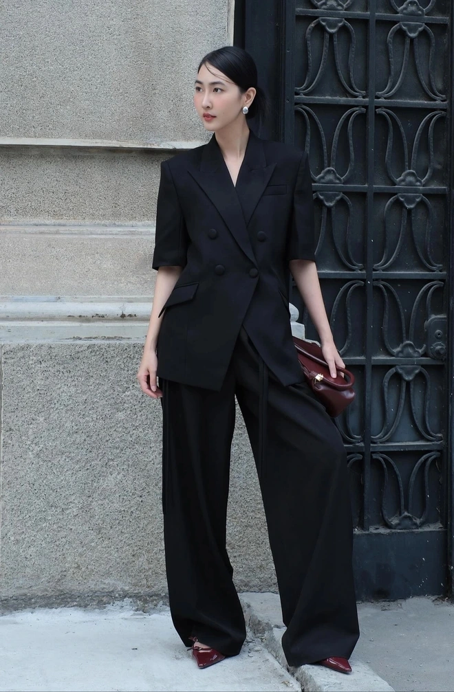 Blazer và chân váy dài lên ngôi trong phong cách office look mùa thu 2025 Blazer và chân váy dài – bộ đôi "high fashion" của mùa thu - Ảnh 9.