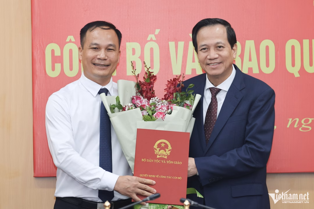 Bộ trưởng Dung chủ trì lễ bổ nhiệm hiệu trưởng mới Trường dự bị ĐH Dân tộc Trung ương Nha Trang Bộ trưởng Đào Ngọc Dung trao quyết định bổ nhiệm và tặng hoa chúc mừng ông Lê Phú Thắng