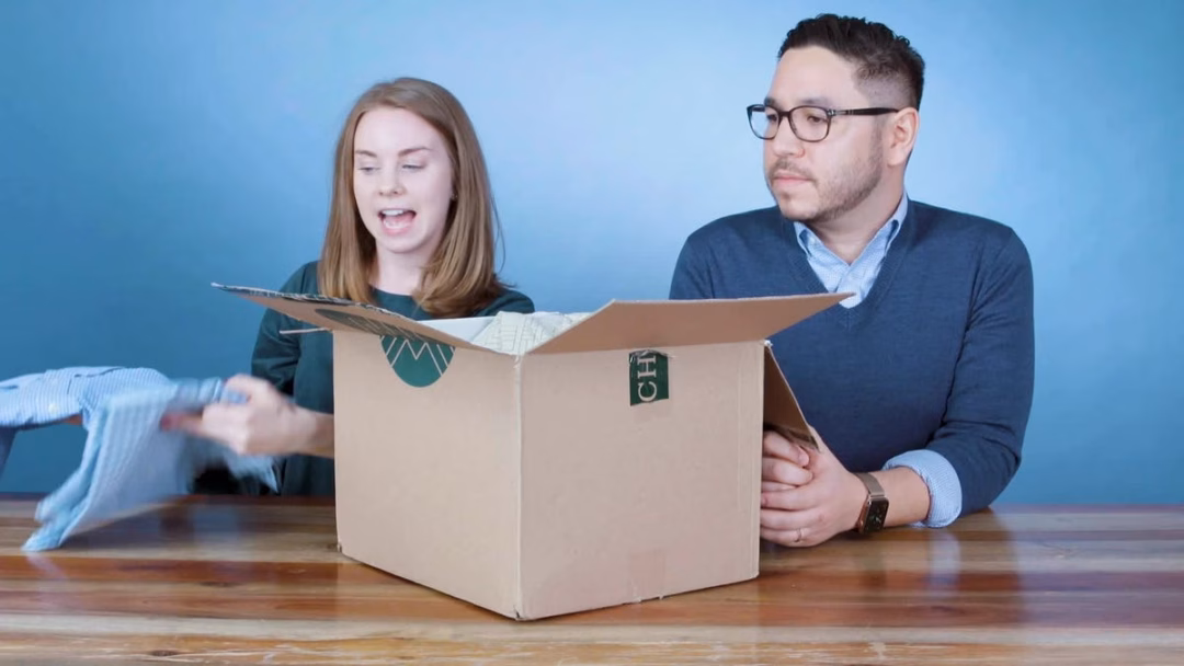 Bột ép lì đầu tiên với công thức màu điều chỉnh da Video player poster image