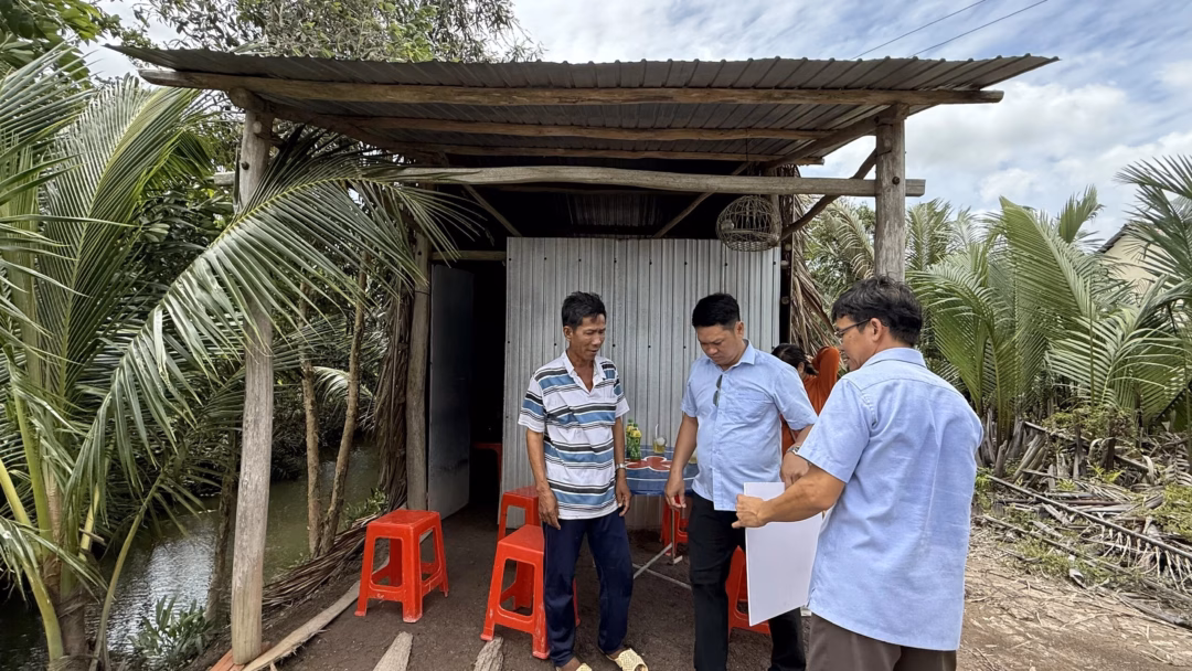 Cà Mau: Tặng nhà cho công nhân khó khăn Trao bảng tượng trưng tặng nhà cho gia đình anh Tẻn Em