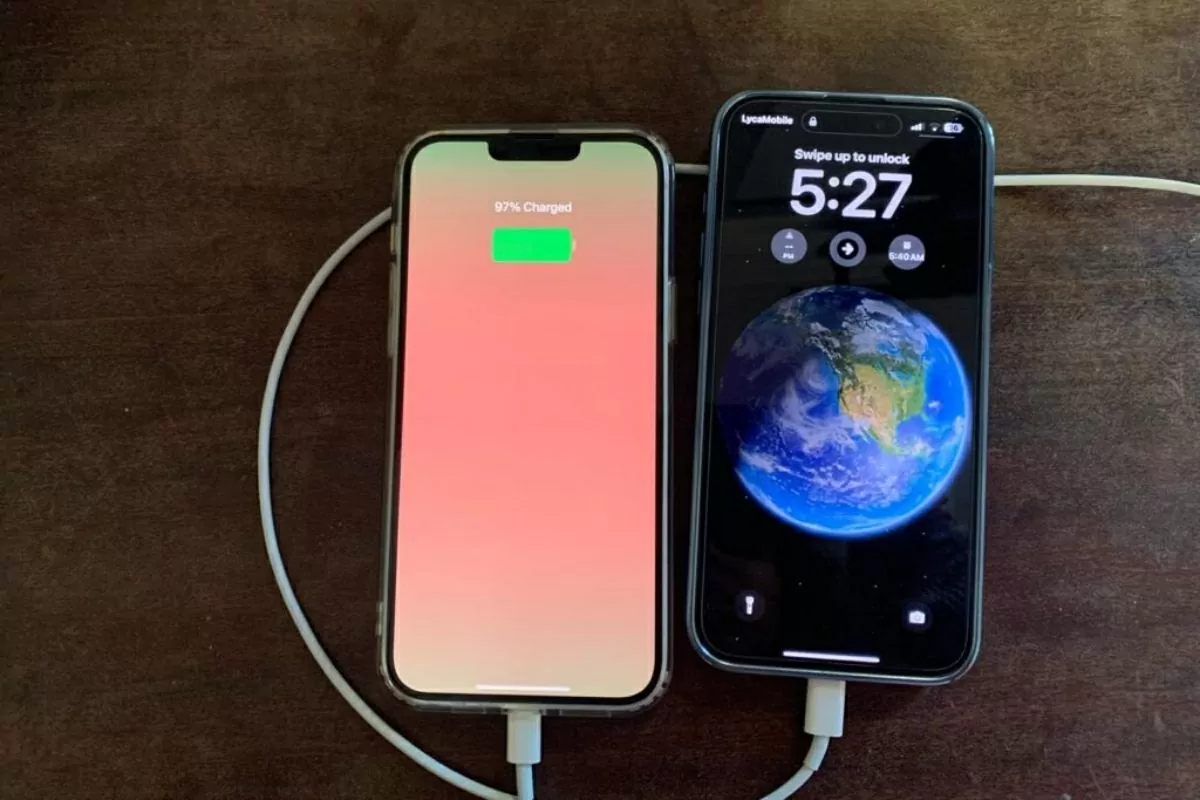 Cách chia sẻ pin trên iPhone 15 qua cổng USB-C Cách chia sẻ pin từ iPhone sang iPhone khác nhanh chóng và đơn giản.