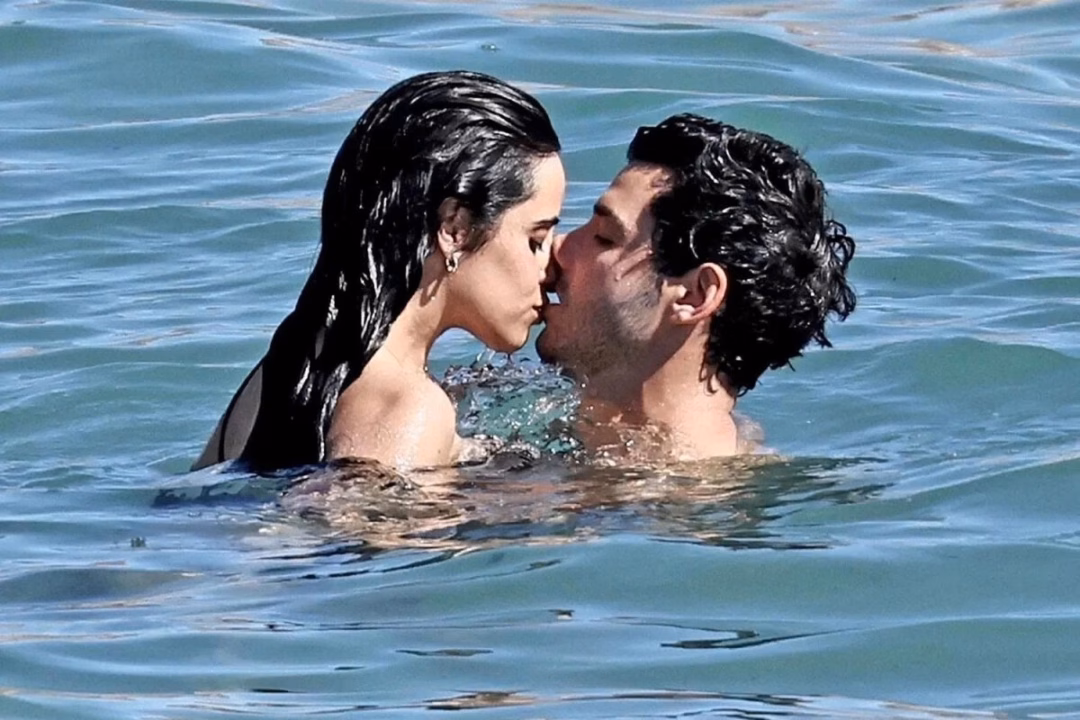 Camila Cabello lộ bằng chứng hẹn hò bạn trai doanh nhân ở Ibiza