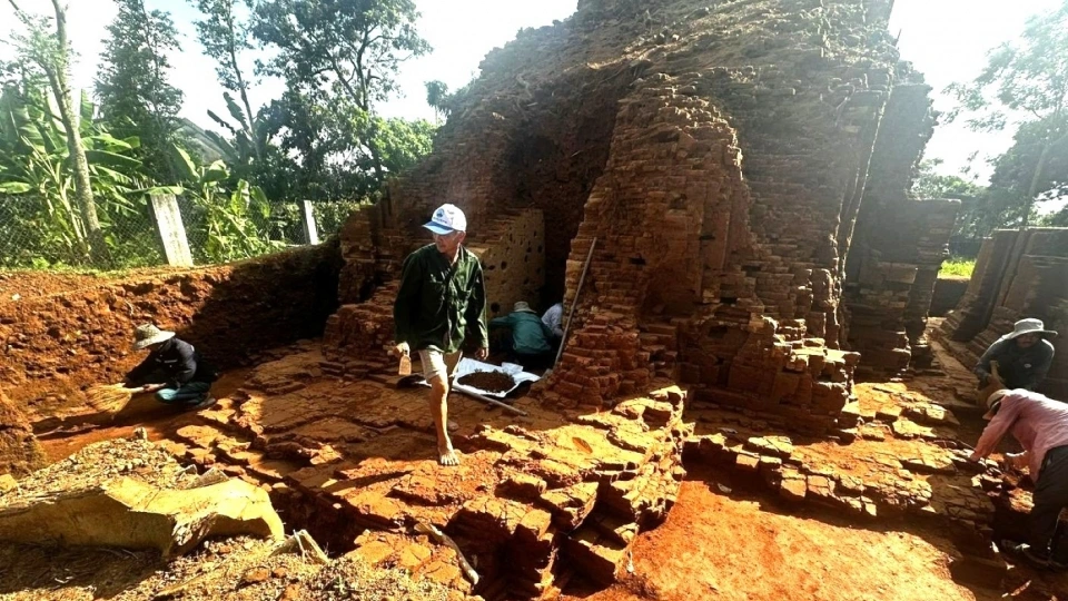 Cần Thơ: Người đàn ông Khmer chế tác nhạc cụ truyền thống giữ bản sắc dân tộc