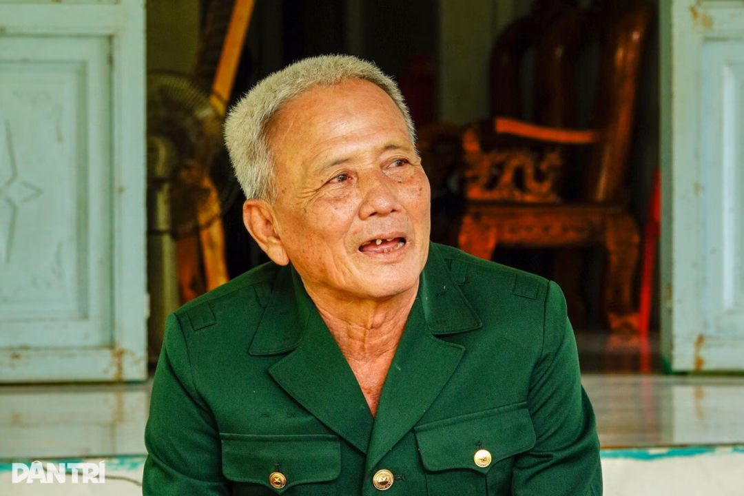 Ông Trương Thanh Giang (đeo kính), Phó Chủ tịch UBND xã Nhơn Mỹ, thăm hỏi, tặng quà gia đình thương binh Nguyễn Văn Chiến (Ảnh: Bảo Kỳ).