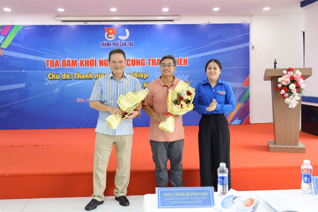 Cần Thơ: Tọa đàm khởi nghiệp cùng thanh niên – Tự tin bước vào kỷ nguyên mới Chị Lư Thị Ngọc Anh - Phó Chủ tịch Ủy ban Mặt trận Tổ quốc Việt Nam TP. Cần Thơ, Bí thư Thành đoàn Cần Thơ tặng hoa diễn giả.