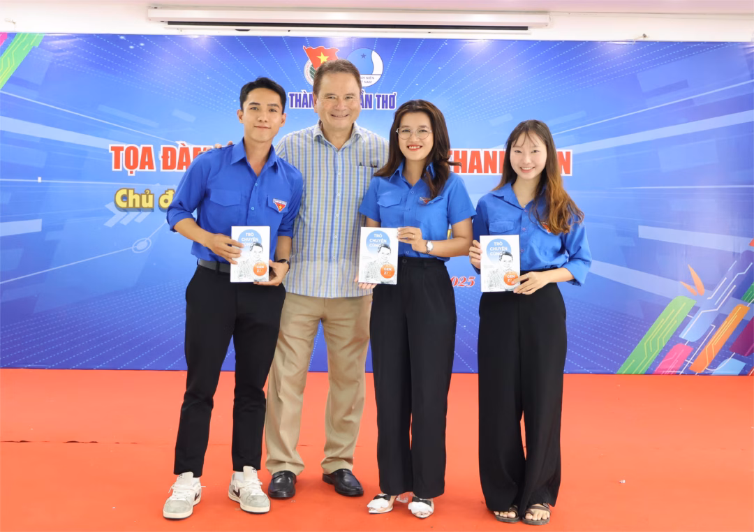 Cần Thơ: Tọa đàm khởi nghiệp cùng thanh niên – Tự tin bước vào kỷ nguyên mới Diễn giả Trần Sĩ Chương - Chuyên gia Kinh tế và Chiến lược phát triển doanh nghiệp tặng sách cho Đoàn viên, thanh niên.