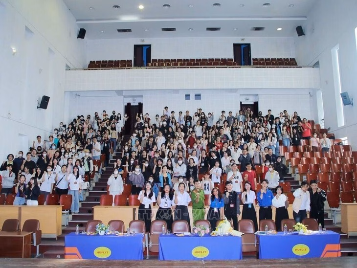 Công an thành phố Hồ Chí Minh đưa ra các cảnh báo cho người dân, học sinh, sinh viên - Ảnh: TTXVN