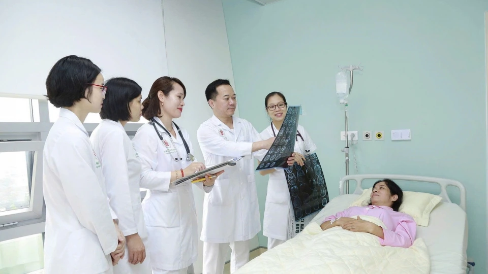 Cảnh báo phương pháp tự chích máu ngón tay để chữa đột quỵ là sai lầm