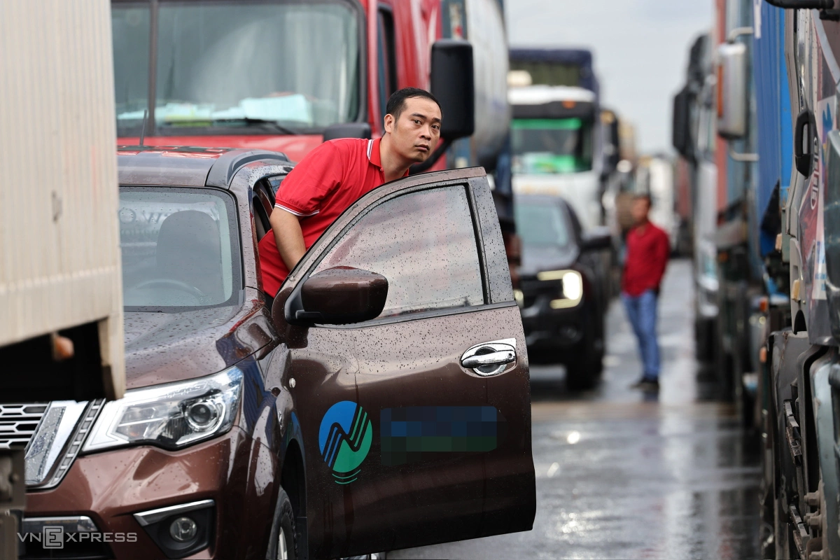 "Sáng nay tôi coi trên bản đồ thấy vắng nên đi hướng này để vào cao tốc TP HCM - Long Thành, đến khu vực Bến Cam thì đứng yên 2 giờ chưa đi được", anh Nhật Anh (31 tuổi) đi từ Vũng Tàu về TP HCM cho biết.
