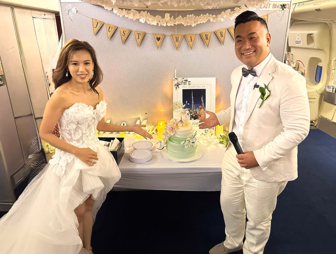 Sam Chui và Fiona Pang bước lên máy bay. Ảnh: Gulfnews
