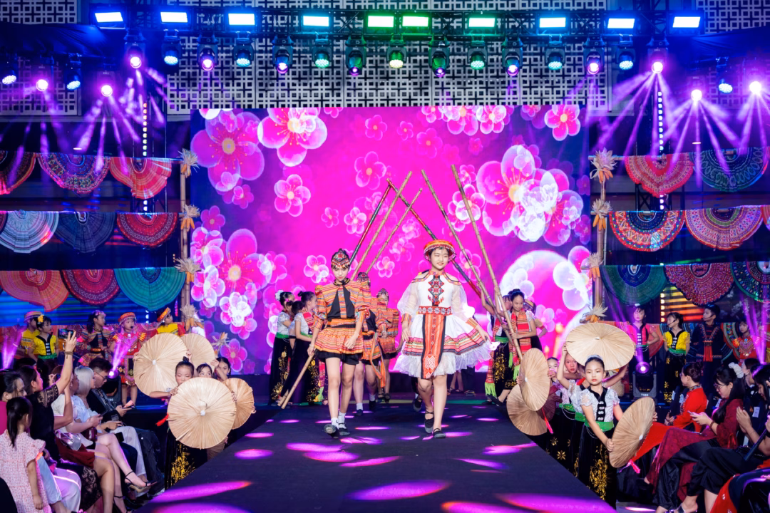 Catwalk giữa đời thường: Gái Tây Bắc diện áo dân tộc biểu diễn thời trang Bảo tàng Hà Nội biến thành sàn diễn đậm chất Tây Bắc.
