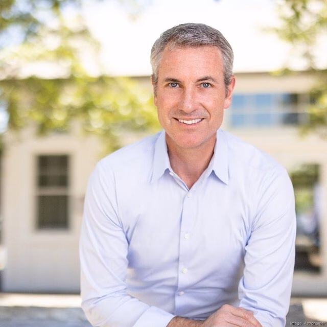 CEO công ty công nghệ và khoảnh khắc âu yếm với nhân sự cấp cao tại concert Coldplay