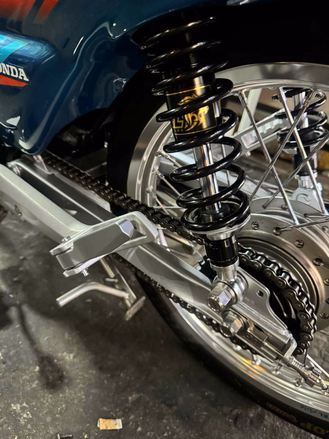 Chiếc Honda Wave Thái độ kiểng với giá 70 triệu đồng Xe được trang bị phuộc Redleo.
