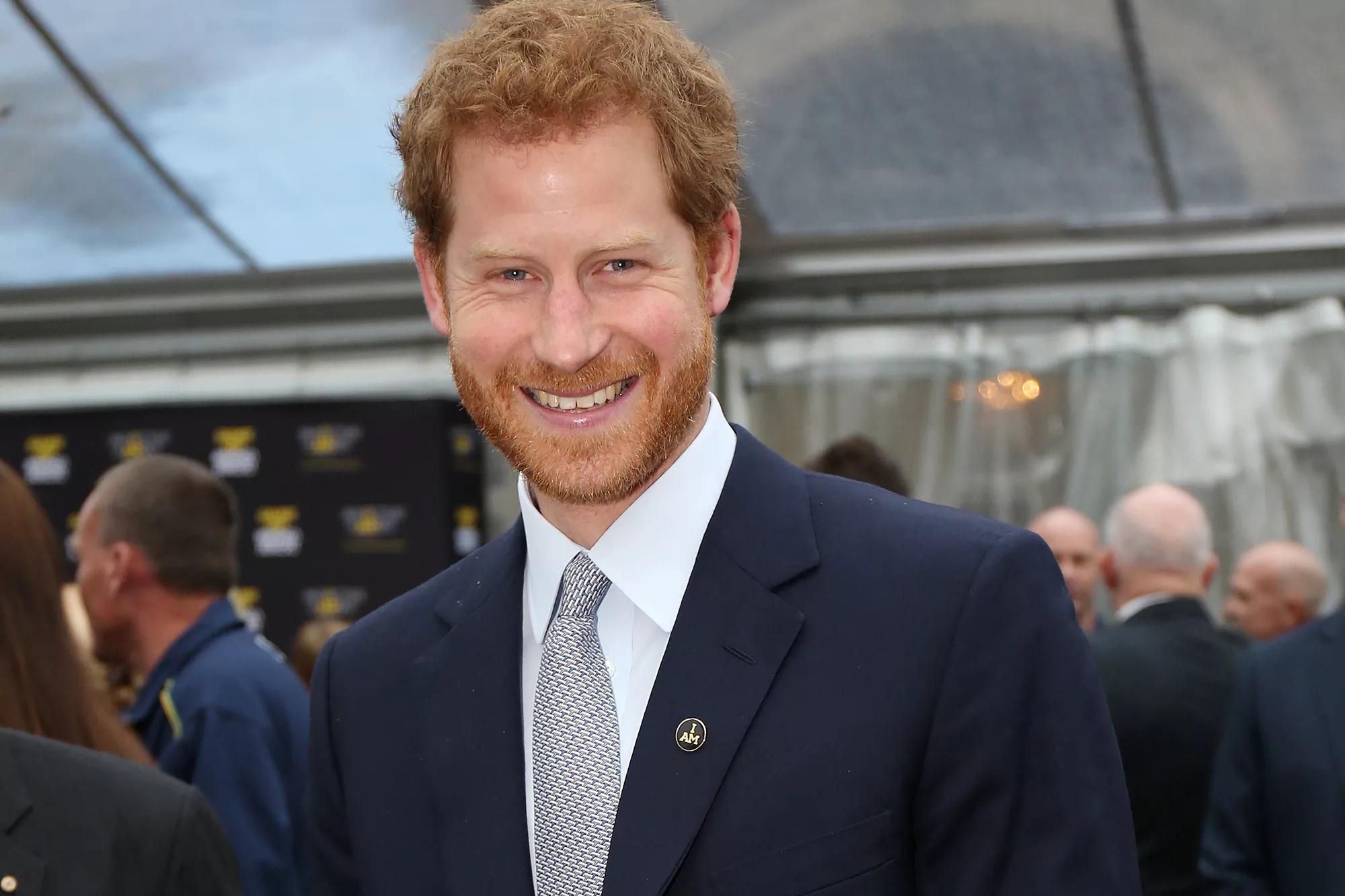Chiều cao của Ariana Grande, Jonathan Bailey và Kim Kardashian Prince Harry laughs during a function at Admiralty House on June 7, 2017 in Sydney, Australia. Prince Harry is on a two-day visit to Sydney for the launch of the Invictus Games Sydney 2018