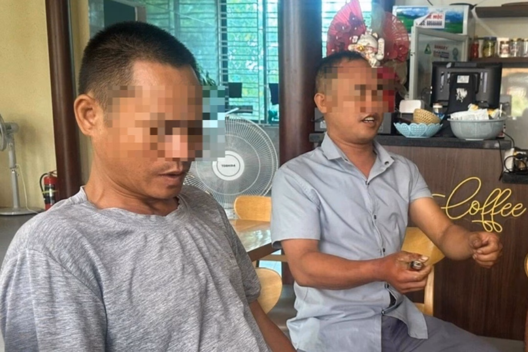 Khoảnh khắc tàu du lịch Nguyễn Ngọc chìm trên biển trong sóng dữ (Ảnh: Cắt từ clip ngư dân cung cấp).