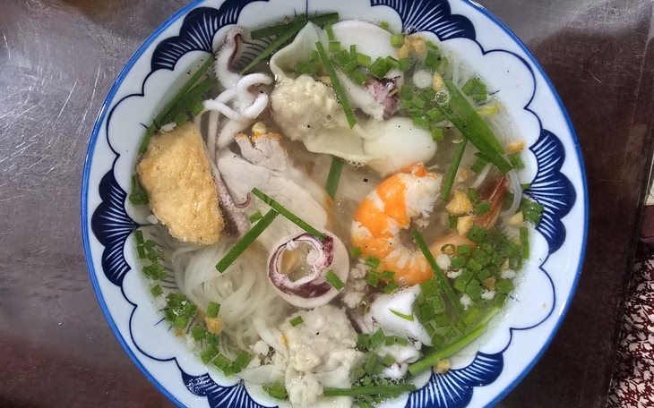 Chợ hải sản nổi tiếng Vũng Tàu: Nơi đậm chất địa phương, nơi đáng lo vì ô nhiễm Khói bay nghi ngút ở chợ Xóm Lưới Vũng Tàu, muốn ăn hải sản gì có tất - Ảnh 3.