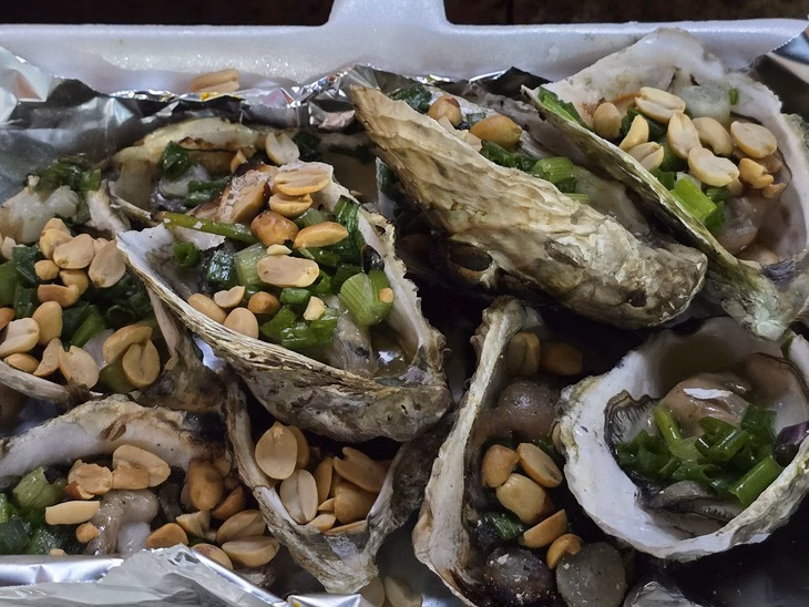 Chợ hải sản nổi tiếng Vũng Tàu: Nơi đậm chất địa phương, nơi đáng lo vì ô nhiễm Hàu nướng mở hành, ăn vừa mềm vừa béo, thơm mùi đậu phộng - Ảnh: HOÀNG LÊ