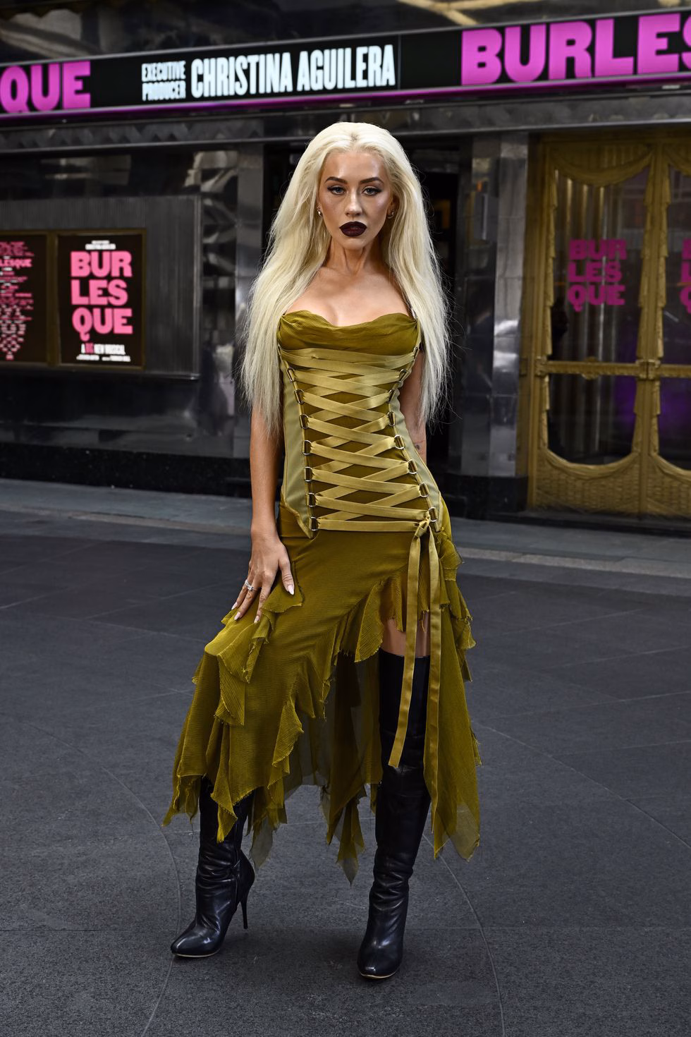 Christina Aguilera diện lại váy Versace từ 20 năm trước Ảnh: Getty Images