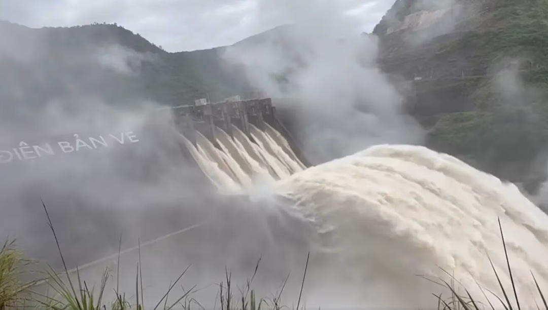 Chủ tịch tỉnh Nghệ An điều hành ‘thời điểm vàng’ ứng phó lũ lịch sử