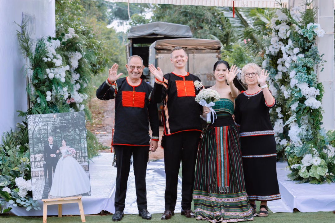 Cô dâu Tây Nguyên kết hôn với chàng trai Đan Mạch theo phong cách độc đáo