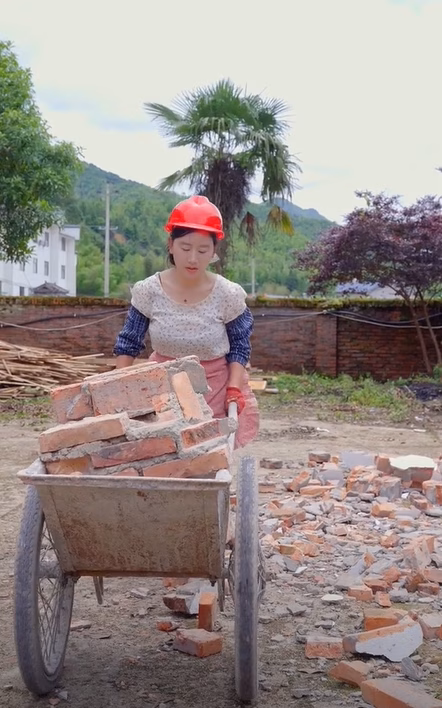 Thẩm Đan làm được nhiều việc, từ trồng trọt đến xây dựng, kinh doanh...