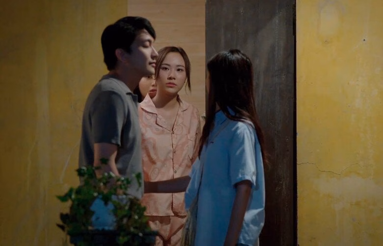 Cô gái lắm điều trong Dịu Dàng Màu Nắng khiến khán giả quay lưng Vốn chẳng có mối quan hệ gì với sếp Phong, Thảo lúc này lại ghen tuông ra mặt.