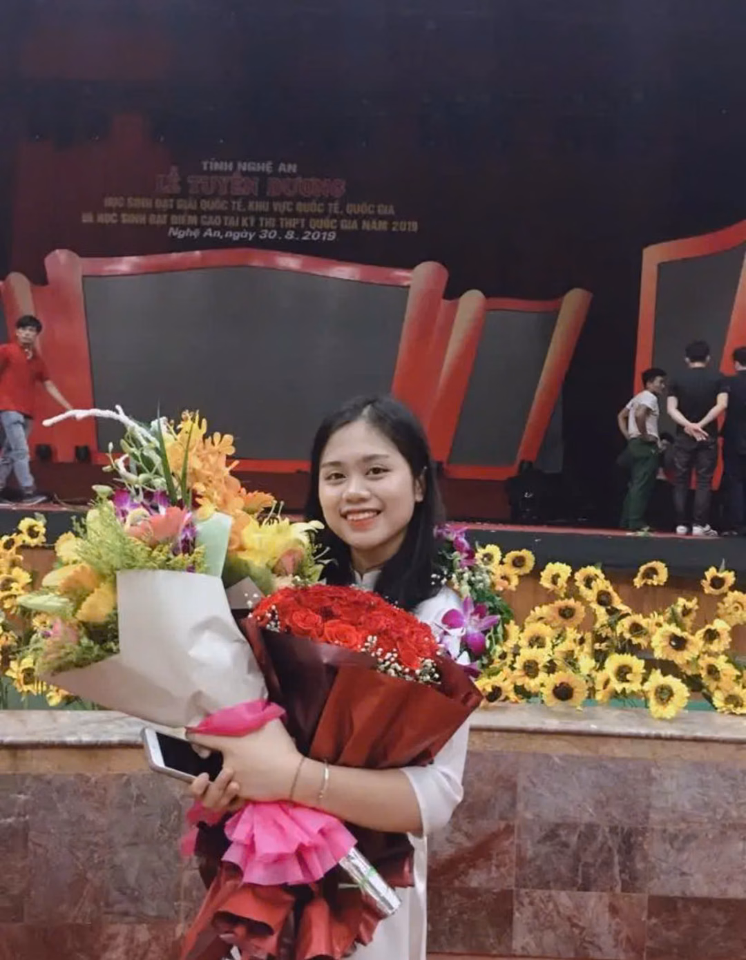 Cô gái Nghệ An từng là học sinh giỏi quốc gia chia sẻ lý do thất nghiệp Mai Trang từng đạt giải Nhì học sinh giỏi Quốc gia môn Địa lý, lên sóng đài truyền hình Nghệ An nhận bằng khen vào năm 2019.