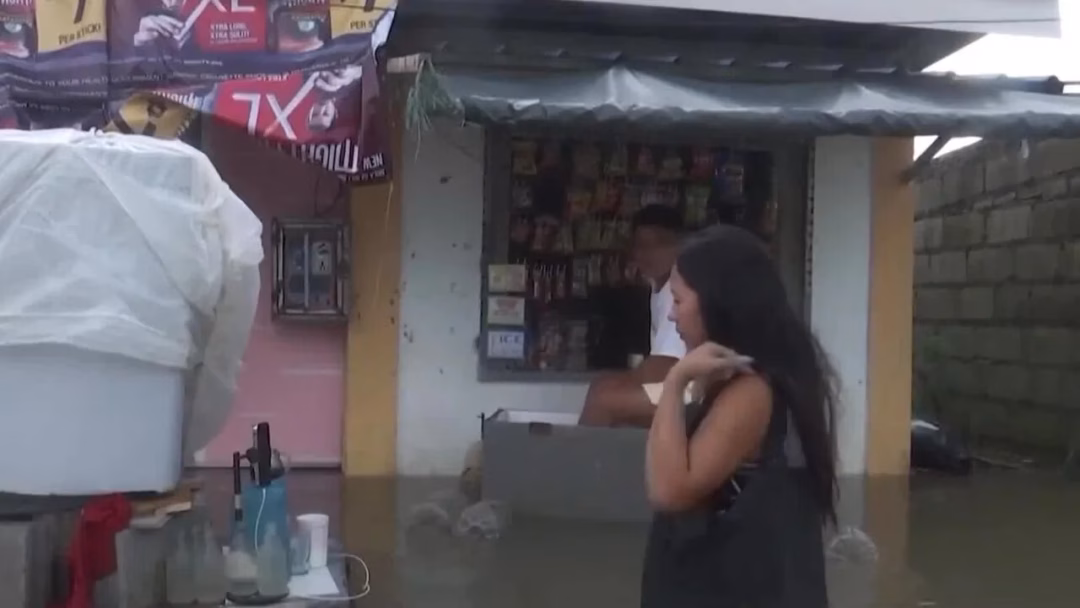 Cô gái Philippines bán hàng online giữa nước ngập đường