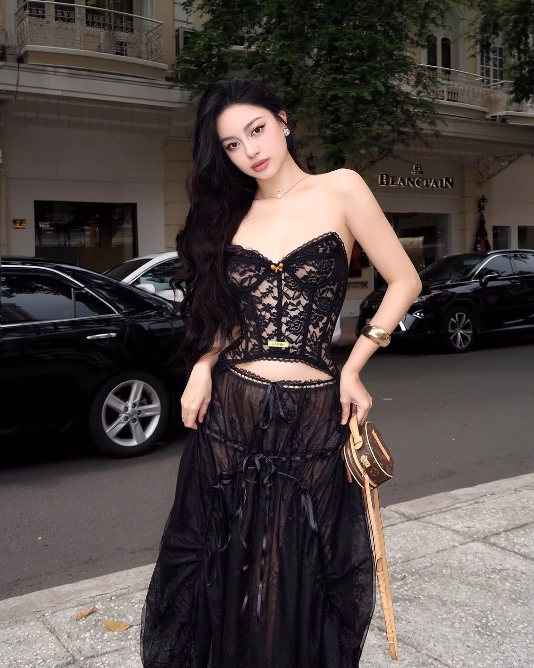 Cô gái sở hữu style ăn mặc nữ tính và hiện đại với gần 100.000 lượt theo dõi trên Instagram Cô chủ local brand Việt cực hot trên Instagram, ai follow cũng