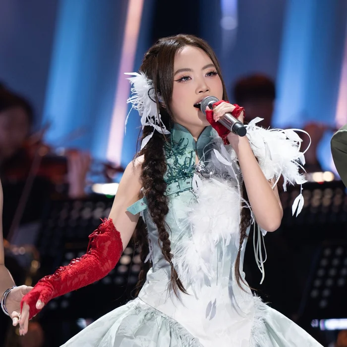 Cô gái vàng của teen Việt khiến giám khảo Sing! Asia 2 phải bất ngờ Nhiều tin đồn cho rằng, Phương Mỹ Chi chỉ về đích ở vị trí thứ ba tại Sing! Asia 2025. (Ảnh: FBNV)