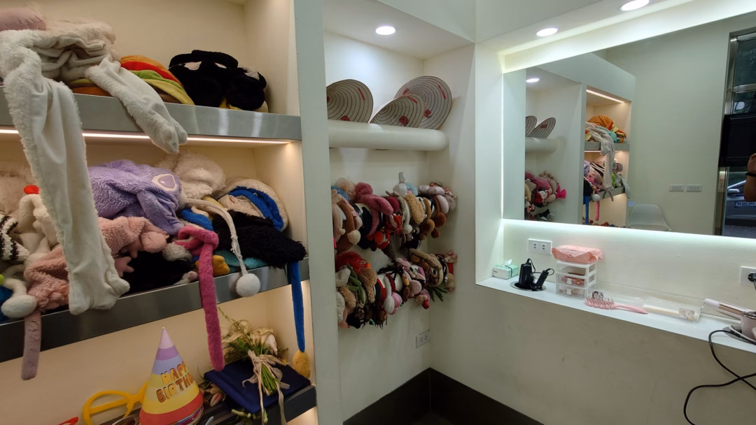 Bên trong cửa tiệm
