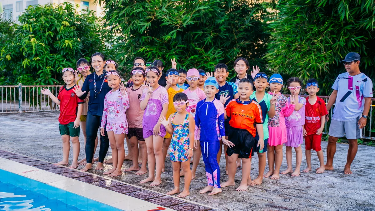 Cô giáo thể chất dùng tuổi thanh xuân để dạy bơi miễn phí cho hàng nghìn học sinh Lớp học bơi của cô Đỗ Thị Ngọc Quý