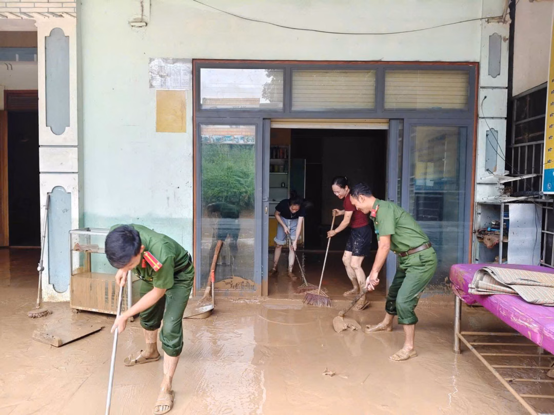 Giúp dân dọn vệ sinh sau khi lũ rút.
