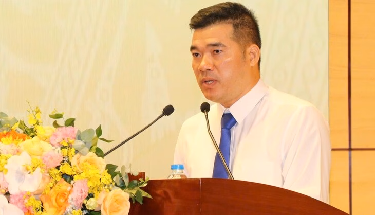 Phó chủ tịch nước Võ Thị Ánh Xuân trao danh hiệu Anh hùng Lao động cho công nhân Phạm Đình Duẩn - Ảnh: T.NGHĨA