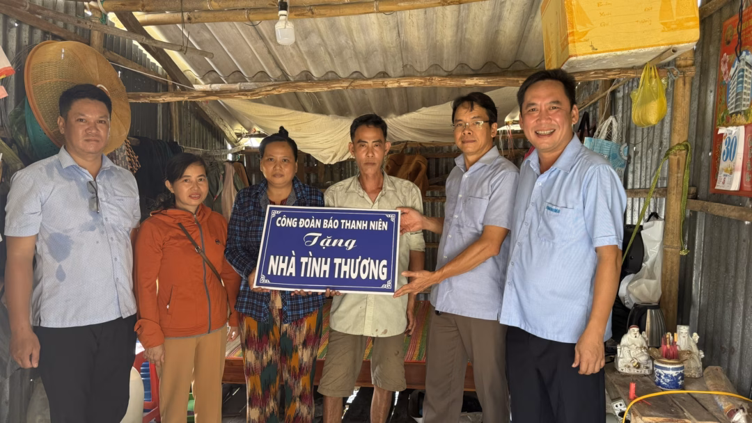 Công nhân mất nhà vì lốc, người bị tai nạn giao thông được tặng nhà mới Trao bảng tượng trưng tặng nhà cho gia đình anh Tẻn Em