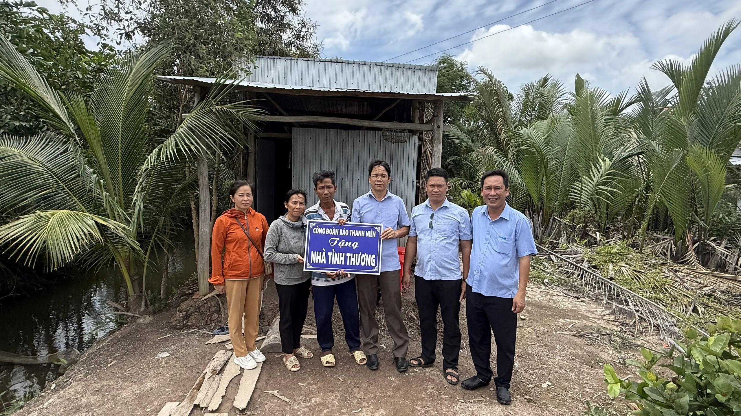 Công nhân mất nhà vì lốc, người bị tai nạn giao thông được tặng nhà mới Trao tượng trưng tặng nhà cho ông Trần Văn Diêm