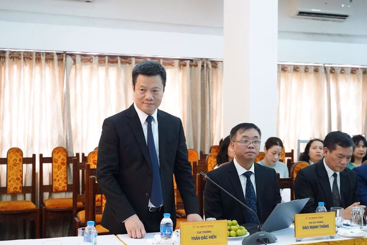 Cục Thông tin Thống kê sẽ trở thành trung tâm dữ liệu chiến lược quốc gia Bộ trưởng Nguyễn Mạnh Hùng chụp ảnh lưu niệm cùng tập thể cán bộ Cục Thông tin, Thống kê.