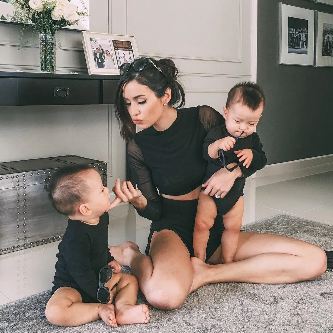 Cuộc sống kín tiếng của bà mẹ sexy nhất mạng xã hội sau khi sinh con Năm 2015, hai bé trai Tristan và Raiden chào đời sớm, mỗi bé nặng khoảng 2 kg. Dù bác sĩ khuyên bổ sung sữa công thức, Sonya quyết tâm nuôi con hoàn toàn bằng sữa mẹ. Cô cho con bú mỗi 1-1,5 giờ, khiến giấc ngủ của mình không kéo dài quá 45 phút mỗi lần.