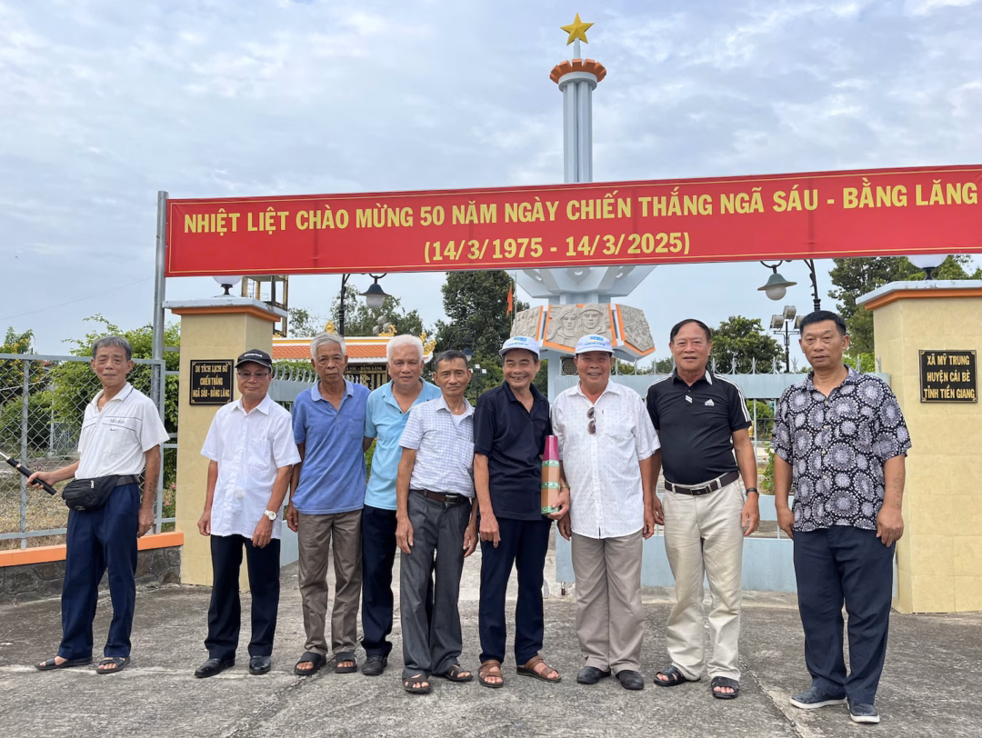 Ông Cử về thăm lại chiến trường xưa.