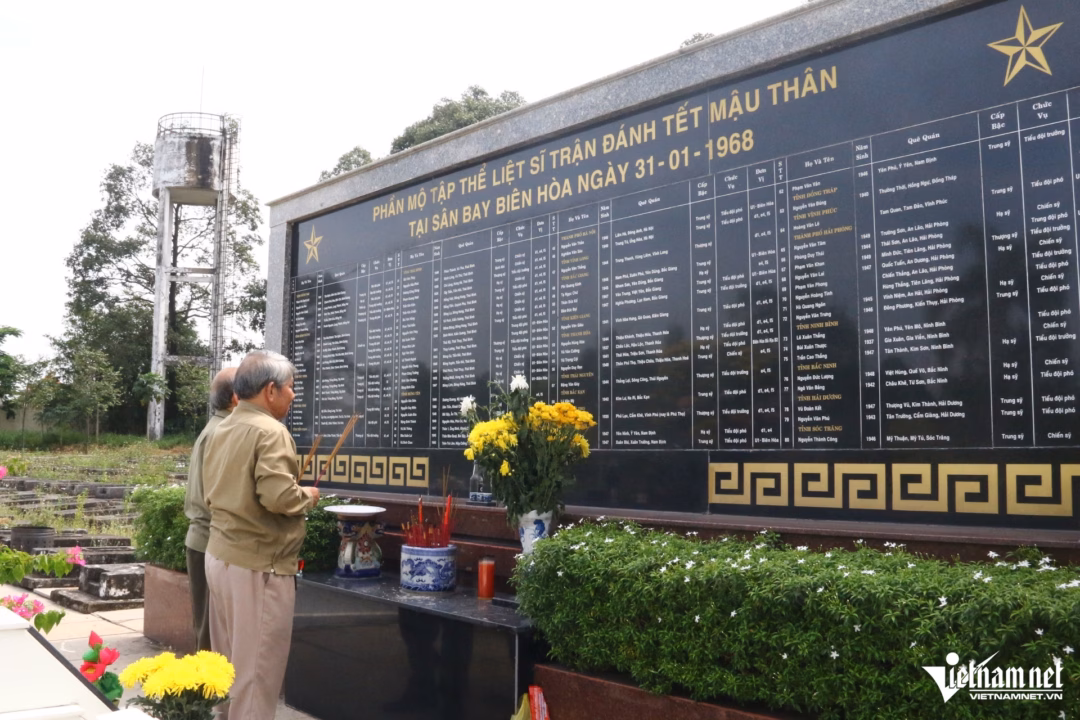Cựu chiến binh 76 tuổi thường xuyên về gặp đồng đội tại nghĩa trang Phần mộ tập thể liệt sĩ đã hy sinh trong trận đánh Tết Mậu Thân tại sân bay Biên Hòa. Ảnh: Hoàng Anh