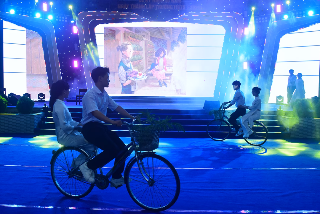 Cựu học sinh Trường THPT số 1 Tư Nghĩa cùng nhau ‘thắp sáng’ quỹ học bổng dem nhac 'thanh am thoi gian': ky niem 50 nam thanh lap truong thpt so 1 tu nghia - 9