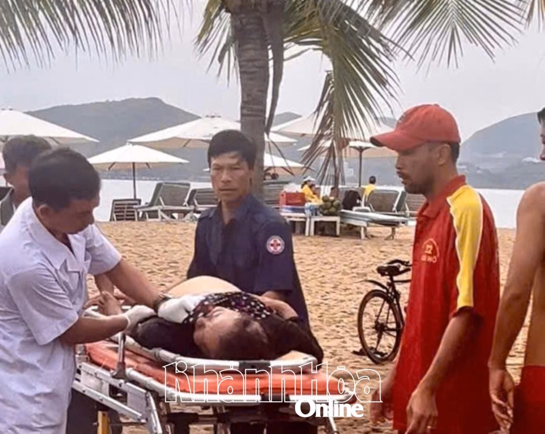 Lực lượng chức năng đưa nạn nhân lên xe cấp cứu