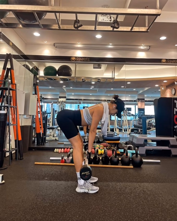 Cựu thành viên SISTAR giảm 10kg nhờ ăn kiêng bằng món đơn giản Soyou chăm chỉ tập tạ 5 buổi mỗi tuần kết hợp tập cardio và yoga để giảm cân.