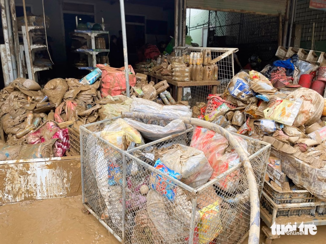 Cứu trợ Nghệ An: 16 chuyến bay thả 2 tấn hàng hóa giữa vùng lũ Tài sản của người dân ngập bùn đất - Ảnh: DOÃN HÒA