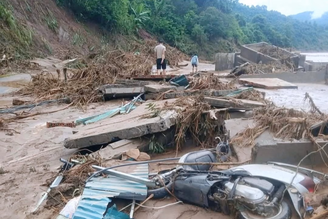 Cứu trợ Nghệ An: ‘Người dân cần tình người và hy vọng để vượt qua sau lũ’ Khung cảnh tan hoang của xã Mỹ Lý sau lũ lớn (Ảnh: Lương Bảy).
